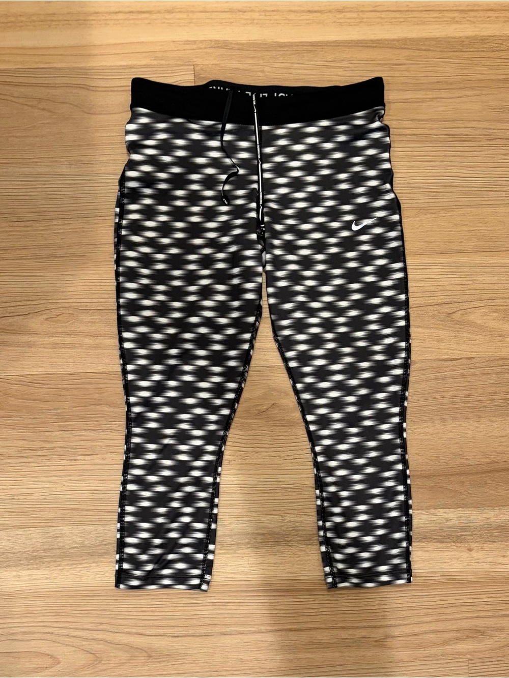 Nike Black & White Patterned Girls' Athletic Leggings